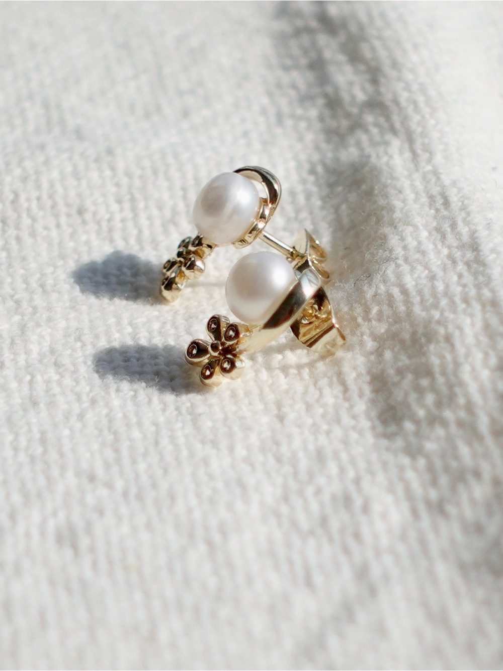 NEW! Pearl Accent Gold Plated Earring - Picture 4 of 5